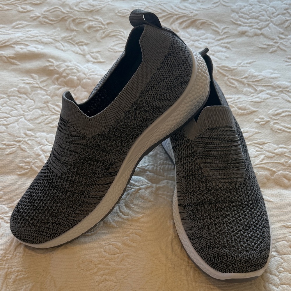 Tommy Bahama  knit jogger memory foam slip-on sneakers.  Nwots 7.5